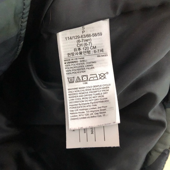 GAP kids camoflage puffer vest - Picture 11 of 12